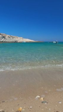 Yunanistan 'ın Milos Adası' ndaki Mitakas sahil ve balıkçı köyü. Yatay kamera tavası