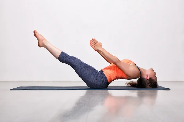 Donna pratica yoga asana Uttana padasana — Foto Stock