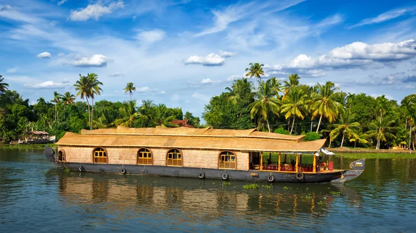 Casa galleggiante sul backwaters del kerala, india — Foto Stock