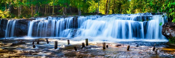 Cachoeira tropical na selva com borrão de movimento — Fotografia de Stock