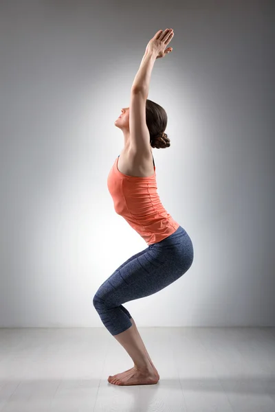 Vrouw doen ashtanga vinyasa yoga asana Utkatasana — Stockfoto