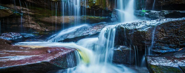 Tropiskt vattenfall i djungeln panorama — Stockfoto
