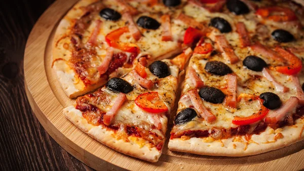 Schinken-Pizza aus nächster Nähe Briefkasten — Stockfoto