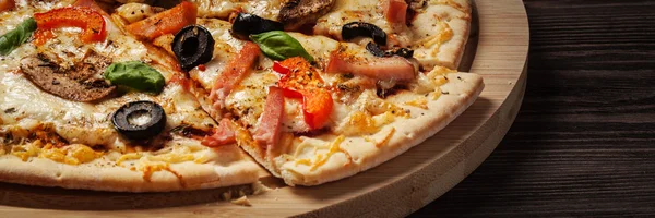 Schinken-Pizza aus nächster Nähe Briefkasten — Stockfoto