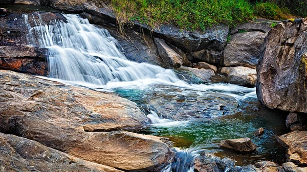 Kleine tropische waterval — Stockfoto