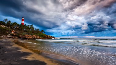 Gathering storm, plaj, deniz feneri. Kerala, Hindistan