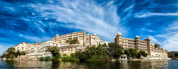 Panorama pałacu miejskim. Udaipur, Indie — Zdjęcie stockowe