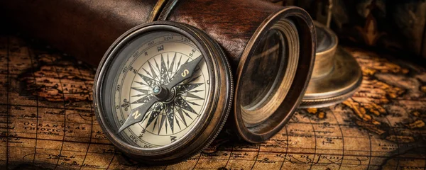 Старий вінтажний компас на стародавній карті. — стокове фото