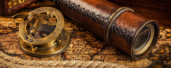 Старый винтажный компас на древней карте