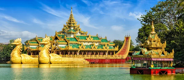 Karaweik Koninklijke barge, Kandawgyi meer, Yangon — Stockfoto