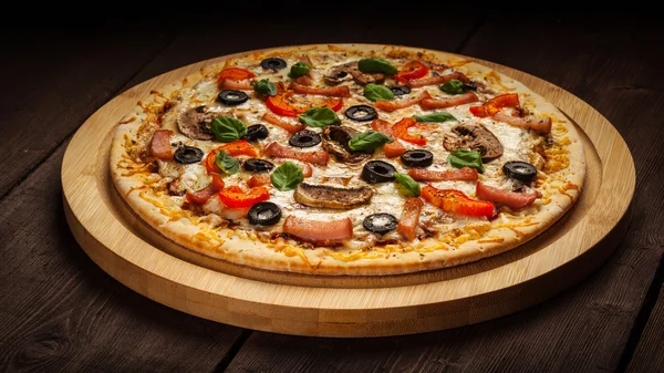 Schinken-Pizza auf Holz-Hintergrund — Stockfoto