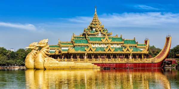 Karaweik kungliga pråm, Kandawgyi sjö, Yangon — Stockfoto