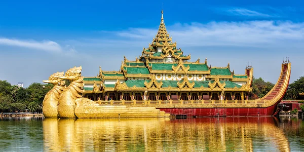 Karaweik royal barge, kandawgyi see, yangon — Stockfoto