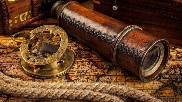 Старый винтажный компас на древней карте