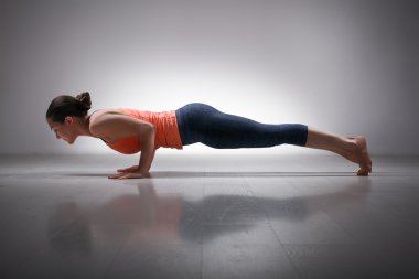Kadın uygulamaları yoga asana geçiyoruz Dandasana
