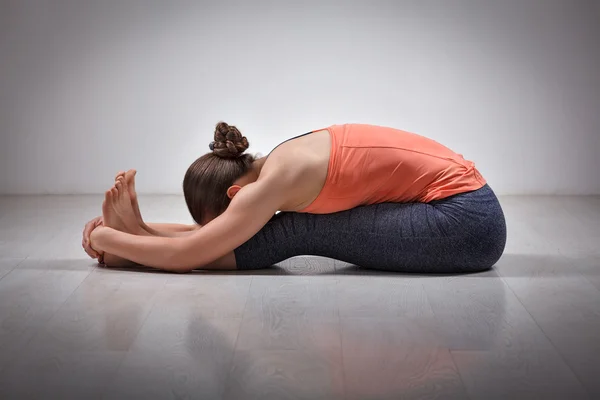 Mulher pratica Ashtanga Vinyasa ioga asana — Fotografia de Stock