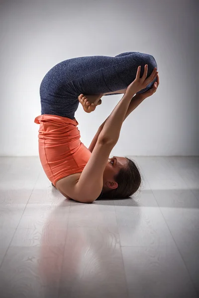 运动合适的女人做法倒瑜伽体式 — 图库照片