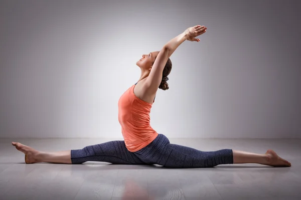 Deportiva mujer en forma haciendo yoga asana Hanumanasana — Foto de Stock