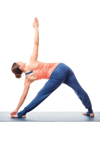 Jonge passen vrouw doen Ashtanga Vinyasa Yoga asana — Stockfoto