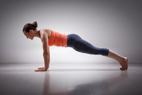 Mujer hace yoga asana Utthita Chaturanga Dandasa —  Fotos de Stock