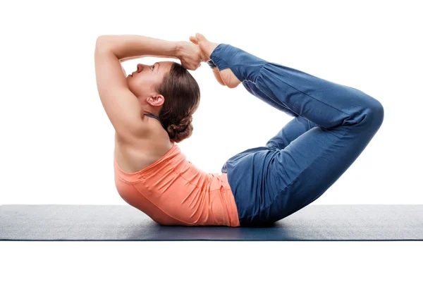 Sporty fit mulher pratica ioga asana Dhanurasana — Fotografia de Stock