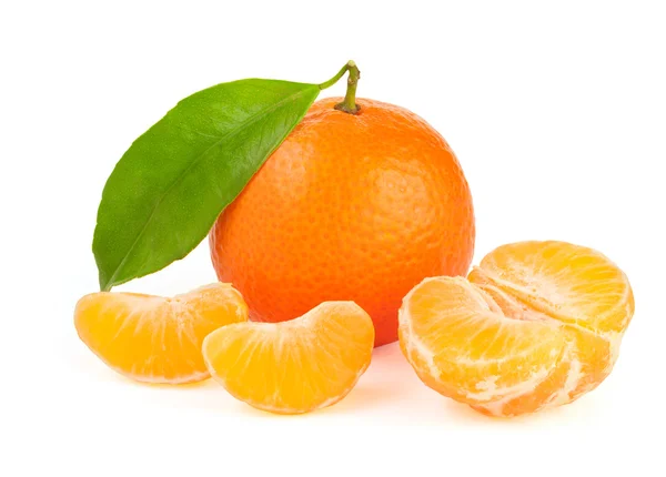 Orange tangerine with leaf isolated — Stock Photo, Image