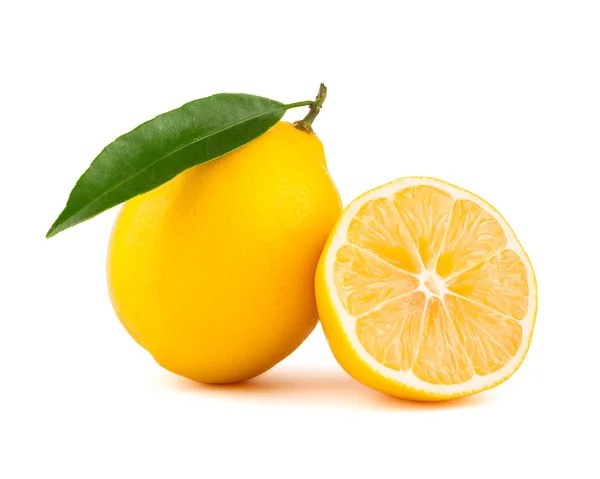 Limone giallo con fetta isolata — Foto Stock