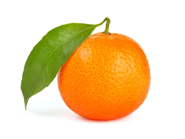 Orange Mandarine mit Blatt isoliert — Stockfoto