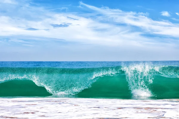 Grande vague dans l'océan — Photo