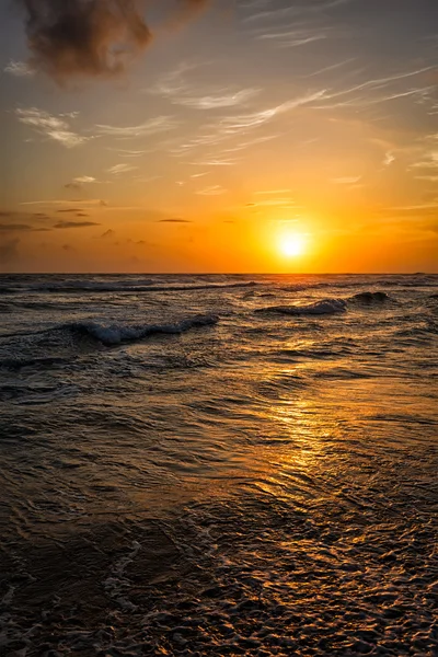 Oceaan zonsondergang met golven — Stockfoto