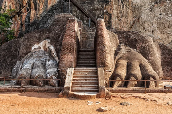 เส้นทางอุ้งเท้าสิงโตบนหินซิกิริยา ศรีลังกา — ภาพถ่ายสต็อก