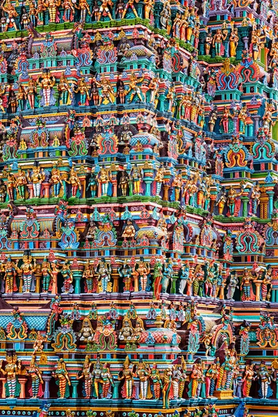 Hinduistický chrám gopura věž se sochami — Stock fotografie