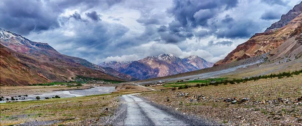 路在喜马拉雅山的全景 — 图库照片