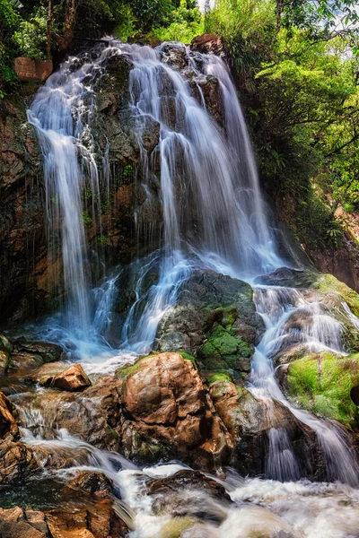 Tropické vodopád v džungli — Stock fotografie