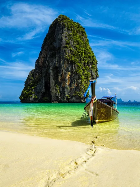 Lange staart boot op strand, thailand — Stockfoto