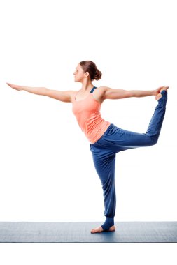Kadının Yoga asana Natarajasana yapması