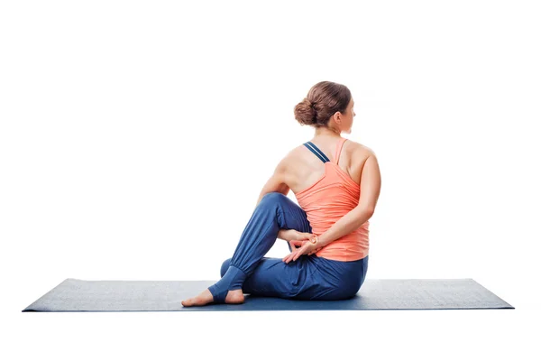 Mujer practica yoga asana Ardha matsyendrasana —  Fotos de Stock