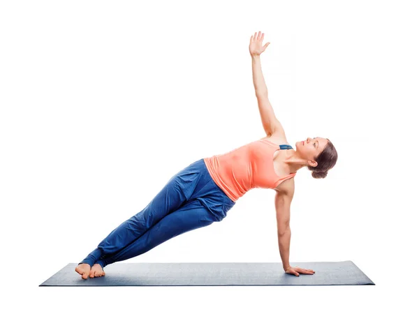 Vrouw doet yoga asana Vasisthasana — Stockfoto