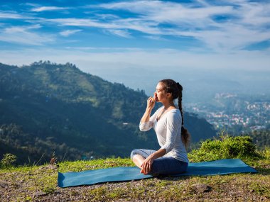 Kadın uygulamaları pranayama lotus poz açık havada