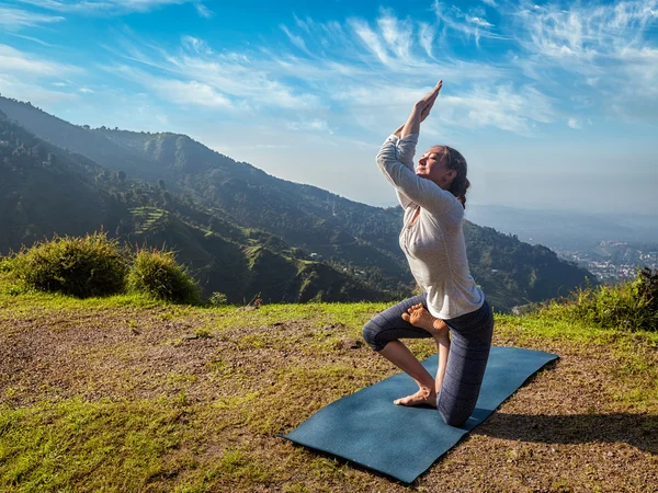 Vrouw doet Ashtanga Vinyasa yoga asana geavanceerde — Stockfoto