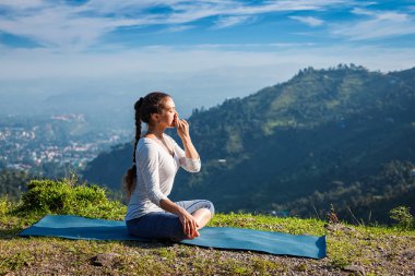 Kadın uygulamaları pranayama lotus poz açık havada