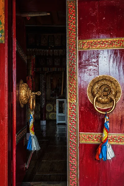Spituk 修道院扇敞开的门。拉达克，印度 — 图库照片