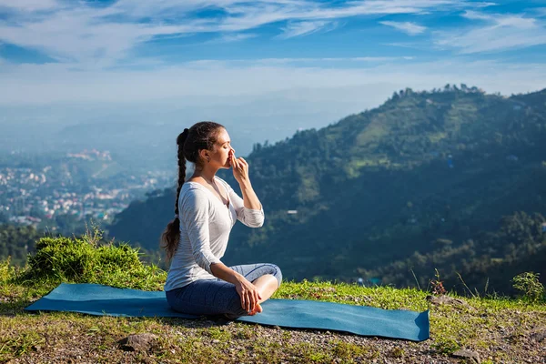 Kadın uygulamaları pranayama lotus poz açık havada — Stok fotoğraf