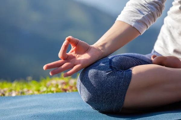 Närbild Padmasana lotus pose — Stockfoto