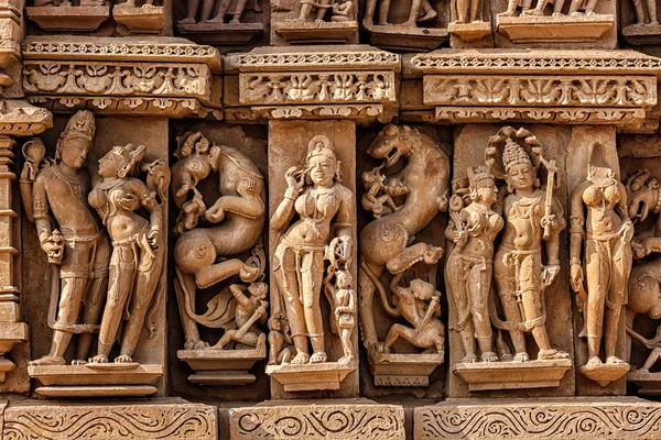 Sculptures sur le temple Adinath Jain, Khajuraho — Photo