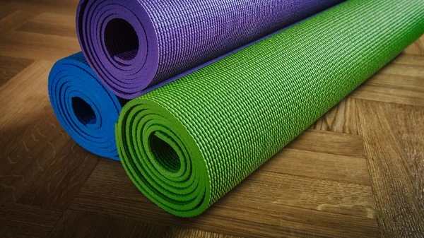 Tapetes de ioga no chão — Fotografia de Stock