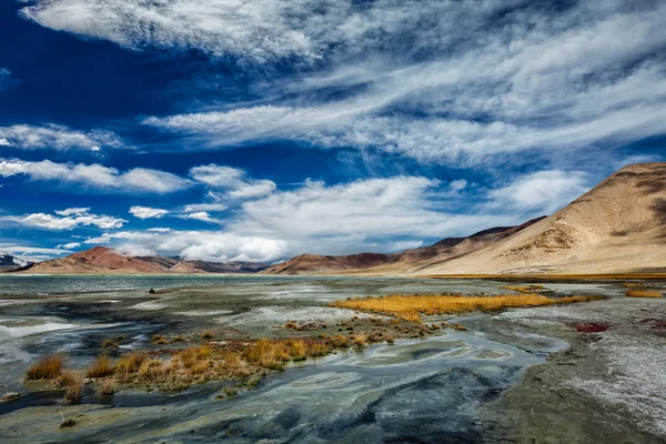 Horské jezero Tso Kar v Himalájích — Stock fotografie