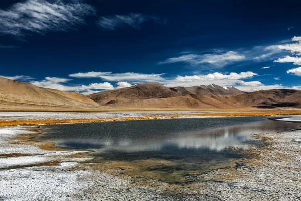 Horské jezero Tso Kar v Himalájích — Stock fotografie