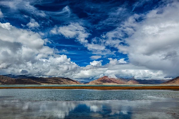 Dağ gölü Tso Kar Himalayalar — Stok fotoğraf