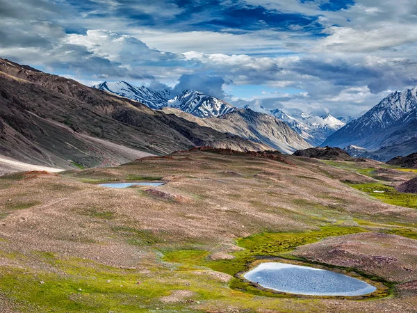 Pequeño lago en Himalaya — Foto de Stock
